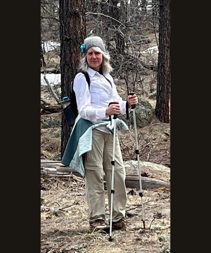 Dawna hiking in the forest